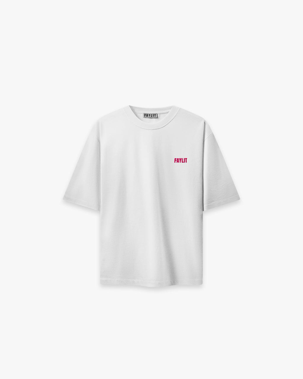 FDNA_07 Oversize Tişört - Beyaz oversize tişörtün ön yüzünün düz çekim ürün fotoğrafı. Tişörtün sol göğüs kısmında, parlak pembe (fuşya) renkte, minimalist ve modern bir "FAYLIT" logosu bulunmaktadır. Yaka içindeki marka etiketi de görülebilir. -  Faylit