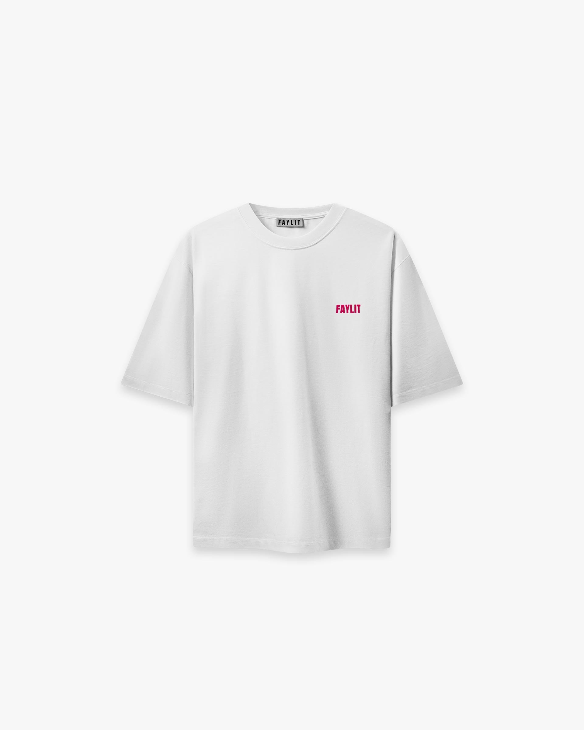FDNA_07 Oversize Tişört - Beyaz oversize tişörtün ön yüzünün düz çekim ürün fotoğrafı. Tişörtün sol göğüs kısmında, parlak pembe (fuşya) renkte, minimalist ve modern bir "FAYLIT" logosu bulunmaktadır. Yaka içindeki marka etiketi de görülebilir. -  Faylit