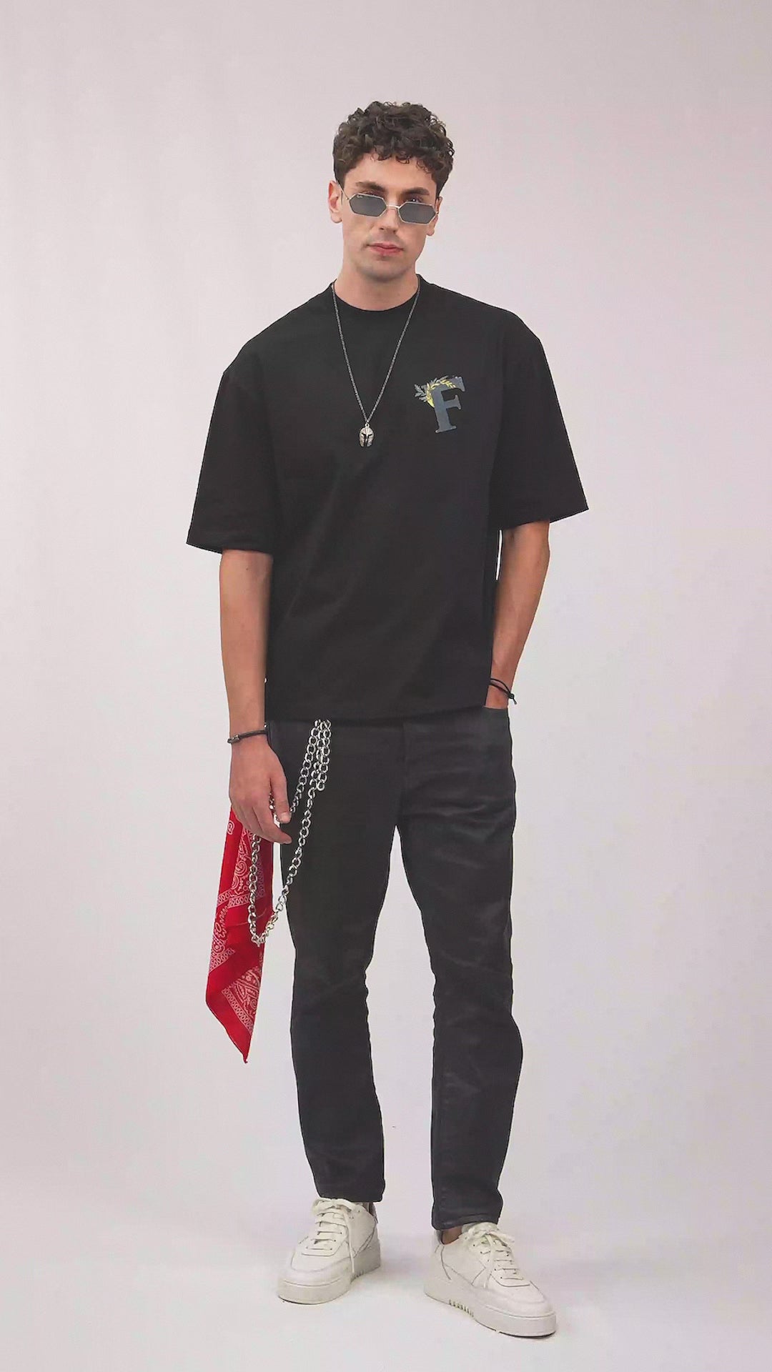 Faylit Ancient Ambition oversize premium tişört giyen ince uzun son model rayban gözlük takıyor. Savaş yüzü tasarımlı bir kolye takıyor. Modelin deri kotunda bir kot zinciri bulunuyor ve kırmızı bir mendili ile kombini tamamlanmış. Ayrıca nike sneakers giyiyor.